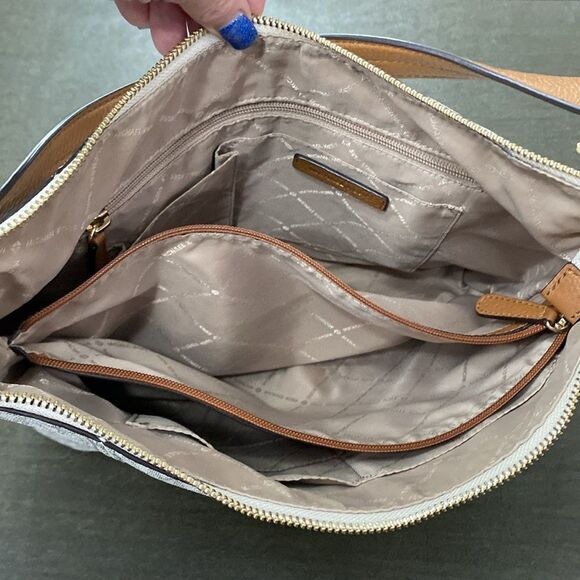 Michael Kors Anita Large Convertible Shoulder Bag vanilla monogram pattern. 2pc - Picture 9 of 16